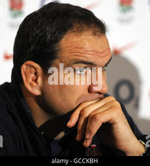 Il team manager inglese Martin Johnson durante una sessione di formazione al Pennyhill Park, Bagshot. Foto Stock