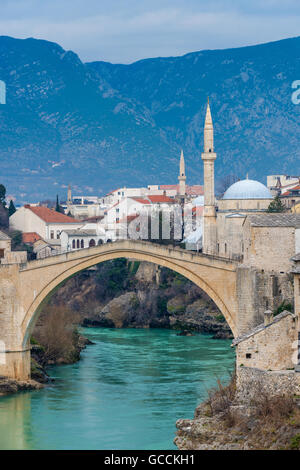 Stari most (Ponte Vecchio) ottomana del XVI secolo ponte di Mostar attraversando il fiume Neretva, Bosnia Erzegovina Foto Stock