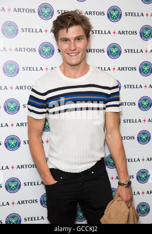 Solo uso editoriale Oliver Cheshire assiste il tempo portale, una coinvolgente esperienza di teatro creato da Olivier Award nominato Les Enfants Terribles Framestore e compagnie teatrali e creato nella celebrazione della Stella Artois partnership con i campionati di Wimbledon nel nord di Londra. Foto Stock