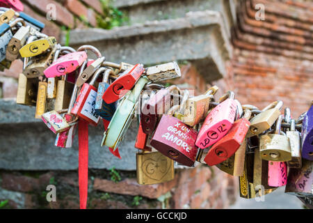 Lucchetti lasciati dagli innamorati di Verona come una promessa di amore. Foto Stock