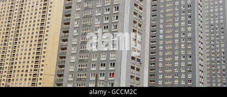 Vista generale che mostra blocchi di appartamenti a Petershill Drive a Springburn, Glasgow, dopo l'apparente suicidio di tre richiedenti asilo. Foto Stock