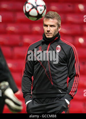 Calcio - UEFA Champions League - Round of 16 - Second leg - Manchester United / AC Milan - AC Milan Training Session and Pres.. David Beckham durante una sessione di formazione a Old Trafford, Manchester. Foto Stock