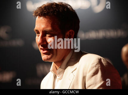 Clive Owen arriva alla festa di benvenuto Laureus, alla vigilia dei Laureus World Sports Awards, al Fairmont Hotel di Abu Dhabi. Foto Stock