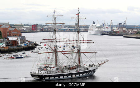 La Tall Ship Stavros S Niarchos formazione sul fiume Tyne, davanti al mare del Nord TALL SHIPS REGATTA che avviene in Blyth, Northumberland, dal 26 agosto a 29th. Foto Stock