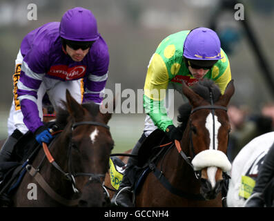 Denman guidato da Sam Thomas (l) e Kauto Star ridden Di Ruby Walsh durante il totesport Cheltenham Gold Cup Chase Foto Stock