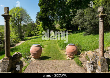 Vista dal chiostro lungo i sentieri tagliare attraverso l'erba alla Peto Giardino a Iford Manor, Bradford-on-Avon, Wiltshire, Regno Unito Foto Stock