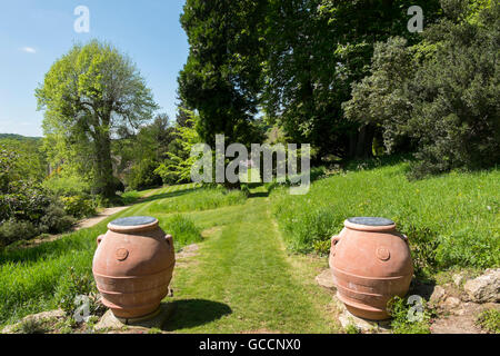 Vista dal chiostro lungo i sentieri tagliare attraverso l'erba alla Peto Giardino a Iford Manor, Bradford-on-Avon, Wiltshire, Regno Unito Foto Stock