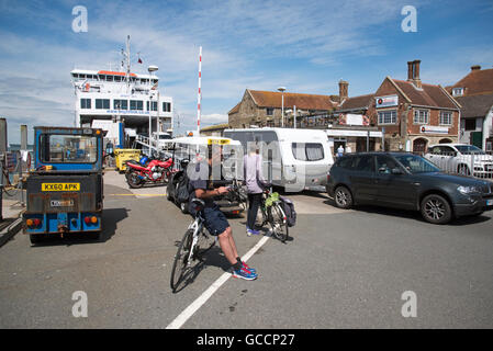 YARMOUTH HARBOUR ISLE OF WIGHT - i ciclisti in attesa di salire a bordo di un rotolo sul roll off traghetto ormeggiato sul lungomare Foto Stock