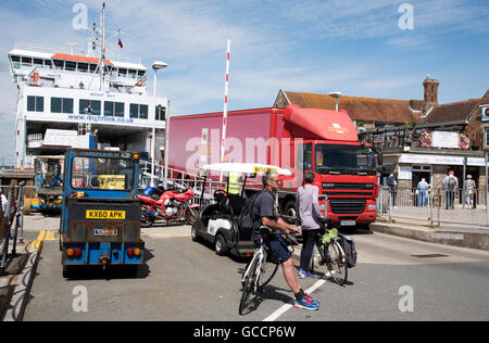 YARMOUTH HARBOUR ISLE OF WIGHT - i ciclisti in attesa di salire a bordo di un rotolo sul roll off traghetto. Un Royal Mail camion di sbarco Foto Stock