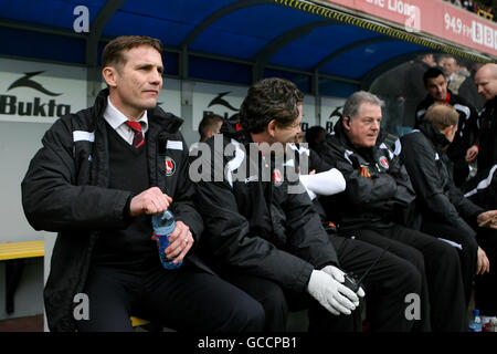 Il direttore Phil Parkinson di Charlton Athletic (a sinistra) accanto alla panchina Il fisioterapista Steve Allen e il primo medico di squadra John Fraser prima inizia Foto Stock