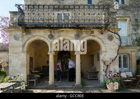 Il Glicine che crescono su di un lato della Loggia presso il giardino Peto a Iford Manor, Bradford-on-Avon, Wiltshire, Regno Unito Foto Stock