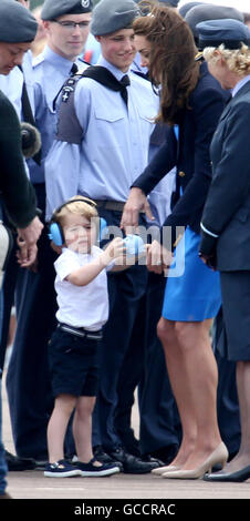 La Duchessa di Cambridge si erge con suo figlio Prince George come indossa un set di protezioni per orecchie durante una visita al Royal International Air Tattoo a RAF Fairford - il più grande del mondo airshow di militari. Foto Stock