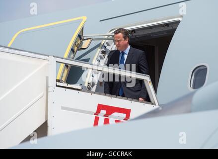 Il Primo Ministro David Cameron arriva a Varsavia Frederic Chopin Aeroporto in Polonia prima di partecipare al vertice della Nato. Foto Stock