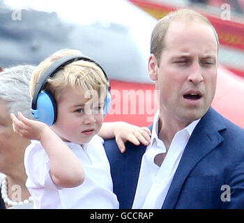 Prince George indossa un set di cuffie di protezione come egli è portato da suo padre il Duca di Cambridge durante una visita al Royal International Air Tattoo a RAF Fairford - il più grande del mondo airshow di militari. Foto Stock