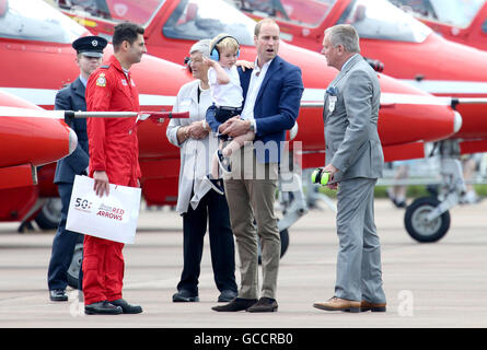 Prince George indossa un set di cuffie di protezione come egli è portato da suo padre il Duca di Cambridge durante una visita al Royal International Air Tattoo a RAF Fairford - il più grande del mondo airshow di militari. Foto Stock