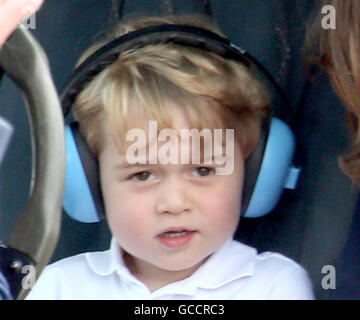 Prince George indossa le cuffie di protezione come egli si siede in un elicottero, durante una visita al Royal International Air Tattoo a RAF Fairford - il più grande del mondo militare, airshow con i suoi genitori il Duca e la Duchessa di Cambridge. Foto Stock