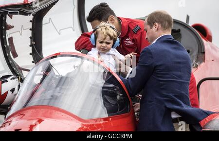 Prince George è sollevato dal cockpit di un frecce rosse piano da suo padre il Duca di Cambridge durante una visita al Royal International Air Tattoo a RAF Fairford - il più grande del mondo airshow di militari. Foto Stock