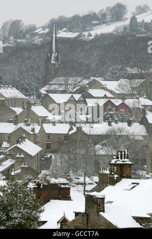 Tetti innevati a New Mills, Derbyshire dopo più notte di neve. Foto Stock