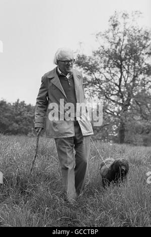 Il leader del lavoro Michael Foot nella sua passeggiata mattutina a Hampstead Heath, Londra oggi, con il suo cane 'Dizzy' (abbreviazione di 'israeli'), ieri sera ha sfidato Anthony Wedgewood Benn a correre contro di lui per la leadership del partito una sfida che ha rivoltato. Foto Stock