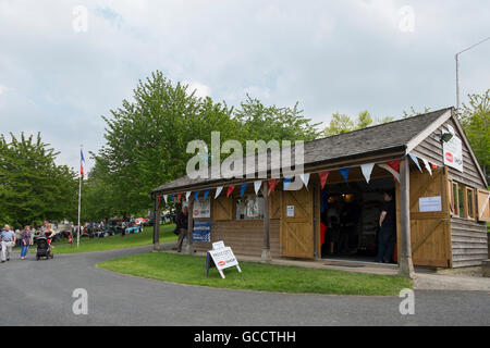 Bugatti shop al francese e italiano motoring festival a Prescott Hill Climb,Gloucestershire, Regno Unito Foto Stock