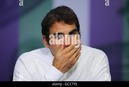 Roger Federer durante una conferenza stampa dopo la sconfitta del giorno undici dei campionati di Wimbledon al All England Lawn Tennis e Croquet Club, Wimbledon. Foto Stock