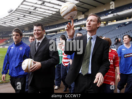 Il Segretario di Stato per la Scozia Jim Murphy (destra) con il Chief Executive della Scottish Premier League (SPL) Neil Doncaster (seconda sinistra) e il Rangers' Andrew Little (sinistra) durante il lancio del programma di lavoro Futures della Scottish Premier League (SPL) nell'ambito dell'ultimo round del Fondo per il futuro del lavoro; A Hampden Park a Glasgow. Foto Stock