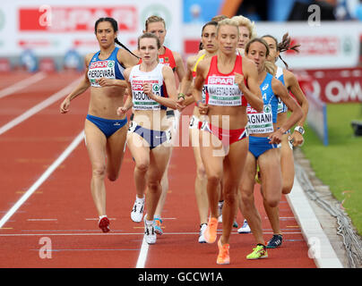 Gran Bretagna Sarah McDonald (seconda a sinistra) nel femminile 1500m finali durante il giorno tre del 2016 Europei di Atletica presso lo Stadio Olimpico di Amsterdam. Foto Stock