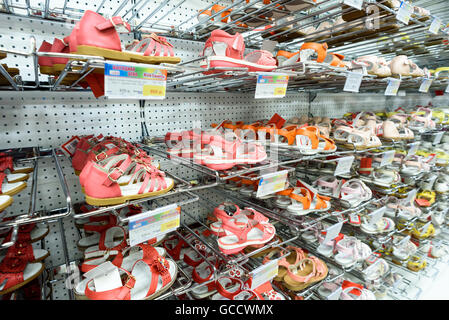 Le righe delle colorate scarpe per bambini sul display in un negozio in Russia Foto Stock