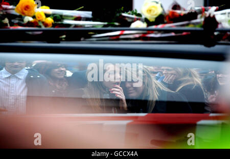 I Mourners guardano le baracche del caporale di Lance Scott Hardy e del privato James Grigg, passano attraverso Wootton Bassett dopo il loro rimpatrio a RAF Lyneham, oggi. Foto Stock