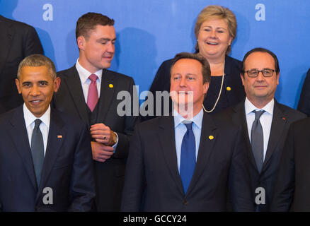 Il Primo Ministro David Cameron (al centro) con (da sinistra a destra) il Presidente Usa Barack Obama, il primo ministro dei Paesi Bassi Mark Rutte, Primo ministro di Norvegia Erna Solberg e Presidente della Francia Francois Hollande in una fotografia di gruppo al Palazzo Presidenziale davanti a una cena di lavoro sul primo giorno del vertice della Nato a Varsavia, Polonia. Foto Stock