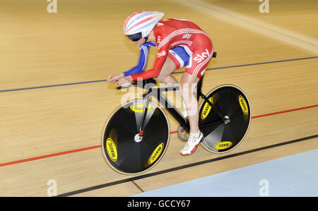 Il britannico Wendy Houvenaghel durante una sessione di addestramento davanti ai campionati del mondo di ciclismo della pista alla superArena di Ballerup, Copenhagen, Danimarca. Foto Stock