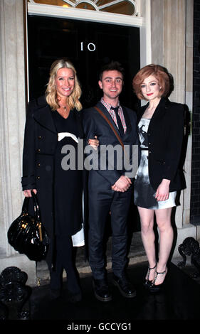 Denise Van Outen e Nicola Roberts (a destra) con un uomo non identificato fuori 10 Downing Street a seguito di un ricevimento ospitato dal Segretario della Salute Andy Burnham. Foto Stock