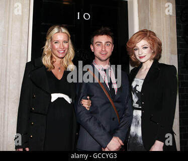 Denise Van Outen e Nicola Roberts (a destra) con un uomo non identificato fuori 10 Downing Street a seguito di un ricevimento ospitato dal Segretario della Salute Andy Burnham. Foto Stock