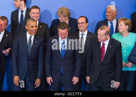 (Fila anteriore da sinistra a destra) il Presidente Usa Barack Obama, il Primo Ministro David Cameron, Presidente della Francia Francois Hollande, Presidente della Turchia Recep Tayyip Erdogan e il Cancelliere tedesco Angela Merkel durante una fotografia di gruppo al Palazzo Presidenziale davanti a una cena di lavoro sul primo giorno del vertice della Nato a Varsavia, Polonia. Foto Stock