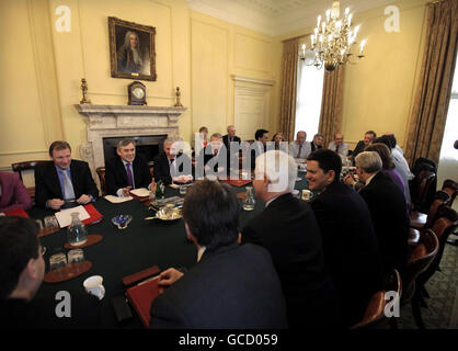 Il primo ministro Gordon Brown (secondo a sinistra), il segretario alla giustizia Jack Straw (terzo a sinistra), il cancelliere Alistair Darling (terzo a sinistra) e il segretario agli esteri David Miliband (quarto a sinistra) durante un incontro del governo con altri ministri del governo, al 10 di Downing Street nel centro di Londra. Foto Stock