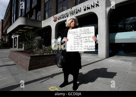 Theresa Kavanagh protesta oggi al di fuori della Anglo Irish Bank sulla Dublino verde di St.Stephen, mentre la banca ha annunciato le maggiori perdite societarie nella storia irlandese - 12.7 miliardi di euro (11.3 miliardi). Foto Stock