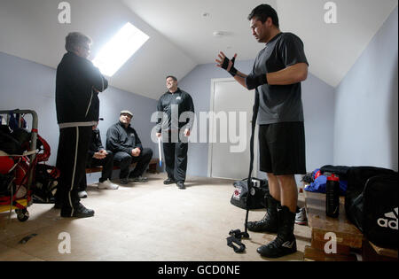 Il peso americano John Ruiz (a destra) durante l'accesso ai media al Northside Amateur Boxing Club, Manchester. Foto Stock