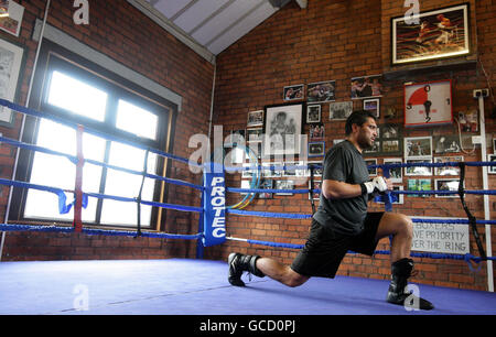 Il peso americano John Ruiz durante l'accesso ai media al Northside Amateur Boxing Club, Manchester. Foto Stock