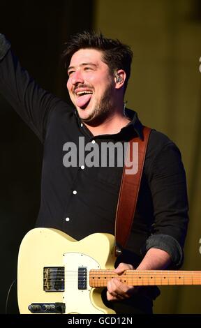 Marcus Mumford dei Mumford e figli di eseguire presso il British Summer Time festival in Hyde Park, Londra. Foto Stock