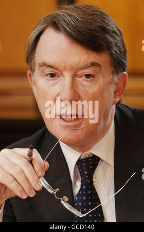 Il segretario alle imprese Lord Mandelson si rivolge ai leader delle piccole e medie imprese al numero 10 di Downing Street a Londra. Foto Stock