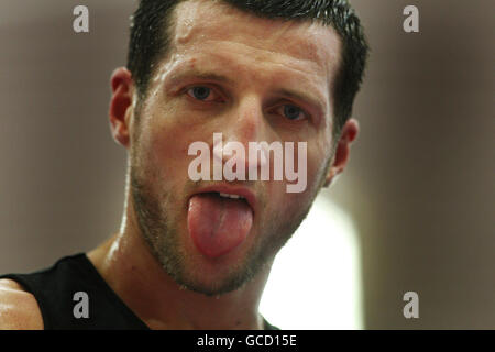 Carl Froch, campione del Super Middleweight WBC, reagisce durante una sessione di allenamento presso l'English Institute of Sport di Sheffield. PREMERE Foto DI ASSOCIAZIONE. Carl Froch combatte Mikkel Kessler nel titolo super middleweight WBC al MCH Messecenter Herning in Danimarca il 24 aprile. Data immagine: Martedì 23 marzo 2010. Il credito fotografico dovrebbe essere: Nick Potts/PA Wire. Foto Stock