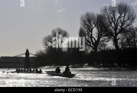 Canottaggio - 2010 Xchanging Boat Race - sessione di allenamento - Tamigi. Oxford University durante la sessione di formazione sul Tamigi, Londra. Foto Stock