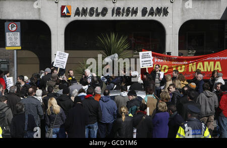 I membri del Partito Socialista protestano fuori da una filiale in Piazza Santo Stefano, Dublino, della Anglo-Irish Bank dopo che l'istituzione in difficoltà ha annunciato le maggiori perdite societarie nella storia irlandese - 12.7 miliardi di euro (11.3 miliardi). Foto Stock