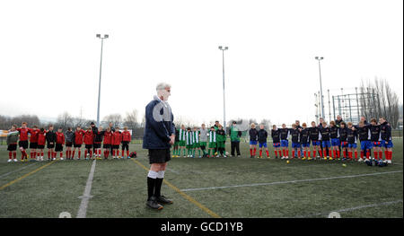 I giocatori e i funzionari osservano un minuto di silenzio prima del torneo Valley Parade Memorial Under 12s al Marley Activities and Coaching Center di Keighley. Foto Stock