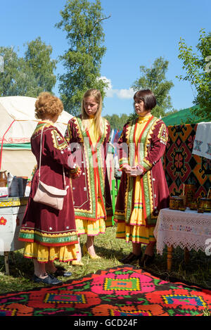 Russi festeggiano Sabantuy nel 2016 indossando Bashkir e Tartaro etnici abiti tradizionali e costumi Foto Stock