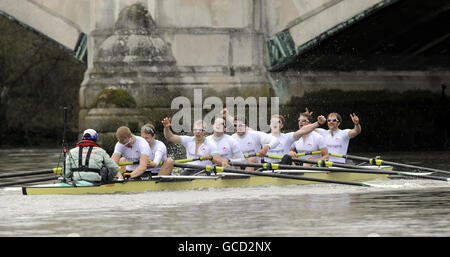 Canottaggio - 2010 Xchanging Boat Race - Oxford v Cambridge - River Thames. La Cambridge University festeggia la vittoria durante la 156a gara di barche sul Tamigi, Londra. Foto Stock