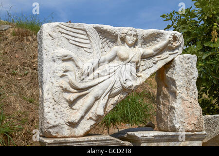 Scultura in pietra della dea Nike in antiche Efeso in Turchia. È il goddess di vittoria nella mitologia greca. Foto Stock