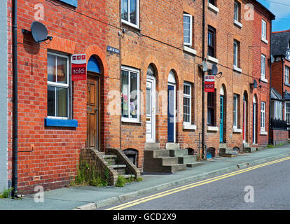 Strada di case a schiera, Newtown, Powys, Wales UK Foto Stock