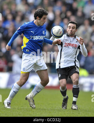 Peter Whittingham di Cardiff (a sinistra) e Leon Britton di Swansea in azione durante la partita del Coca-Cola Championship al Cardiff City Stadium di Cardiff. Foto Stock