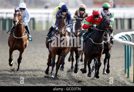 Corridori e corridori girano la curva nell'handicap ambientale di Ashford al Lingfield Raccourse, Lingfield. Foto Stock